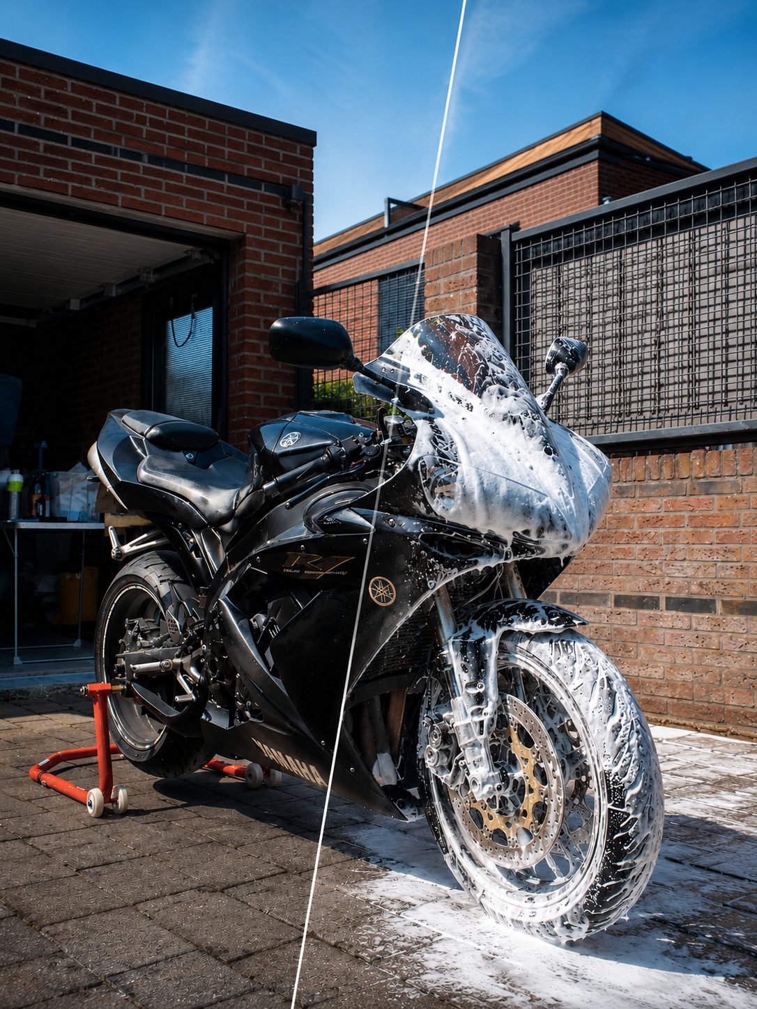Voor en na van een Yamaha R1, links voor de behandeling en rechts onder de snowfoam, motor poetsen in Purmerend